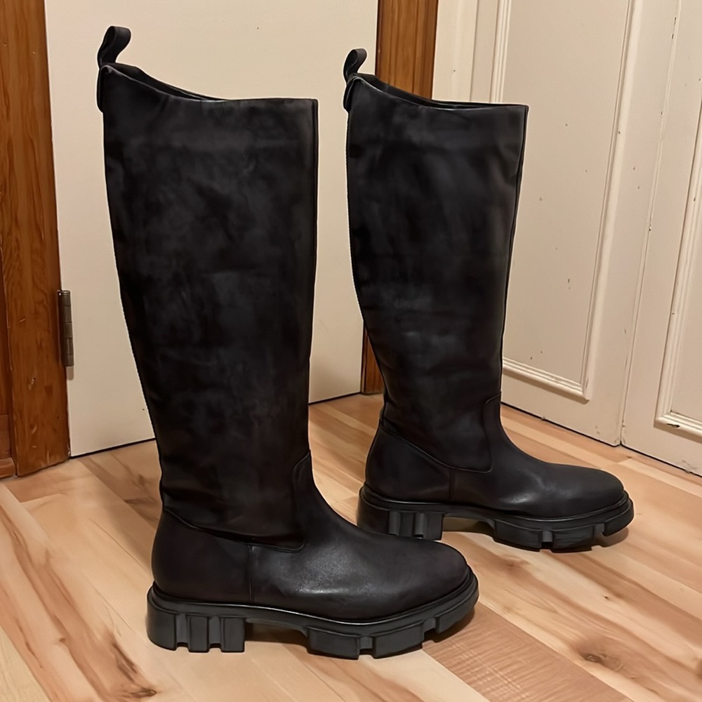 Free People Brooks Distressed Black Leather Boots Lug Soles 41